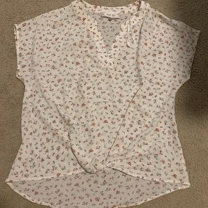 Super cute with jeans or leggings!! Size small